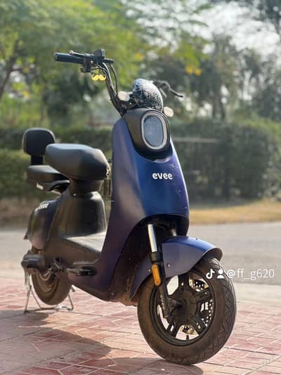 BLUE EVE SCOOTY FROM ALi Khan auto company 2 seat available