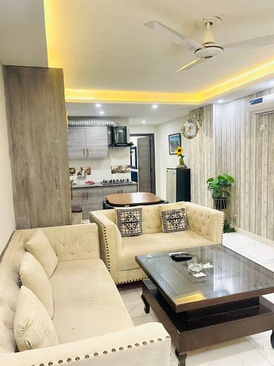 1 BED LUXURY FURNISHED FOR RANT IN GULBERG GREEN