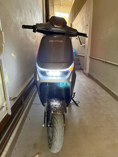 600km used just like new revoo a11 best scooty