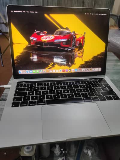 MacBook pro core i5 8gb ram 256 SSD 13inch touch bar touch id 2019