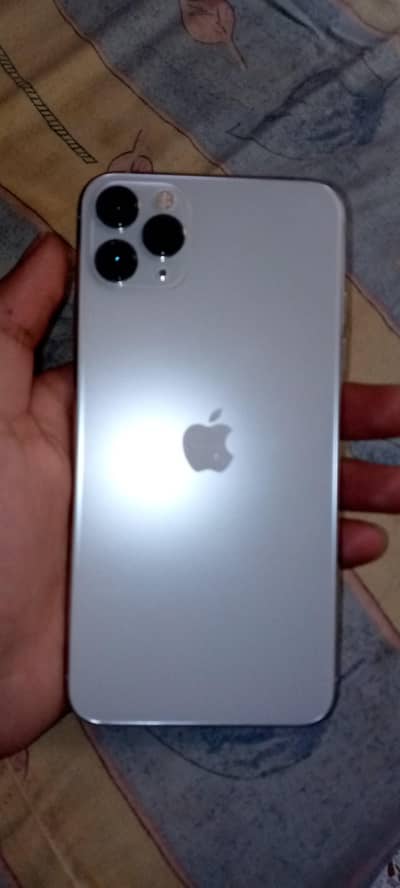 brand new phone in silver color only 20 days used 100% battery health