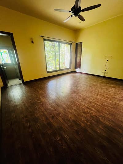 F10 DOUBLE STORY HOUSE 6 BEDS WITH EXTRA LAND TILED FLOOR BEST LOCATION