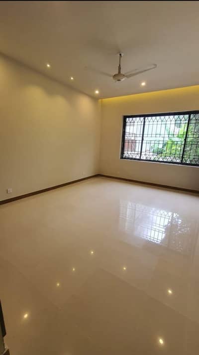 F8 1000SQY NEWLY RENOVATED UPPER PORTION 4 BEDROOMS TILED FLOORING SEPARATE PARKING BEST LOCATION