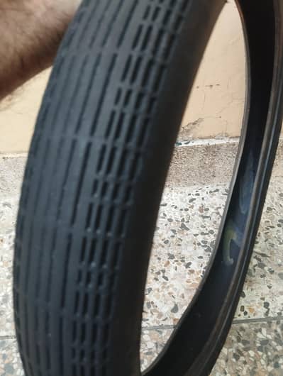 CD. . . 70. . . . . Front tyre good condition, with tube service ki