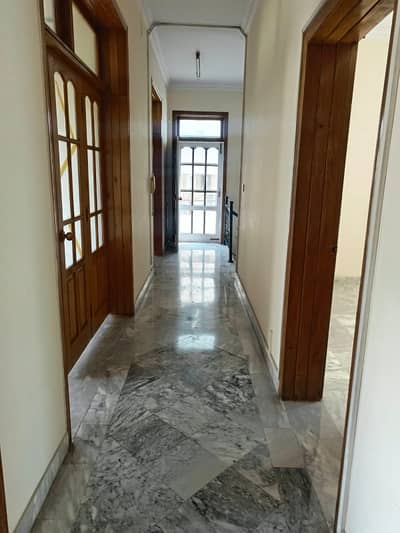 F-11 666SQY UPPER PORTION 3BEDS MARBLED FLOOR SEPARATE GATE SERVANT QUARTER