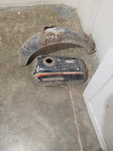 1982 fuel tank and back mudguard