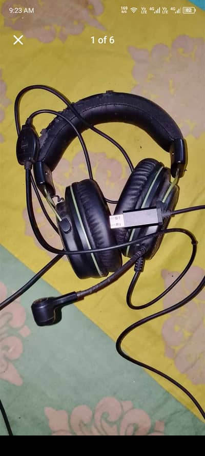 EKSA 900 and A4 tech headphones