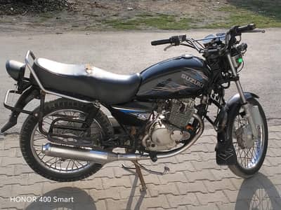 Suzuki bike GS 150 cc black colour and pack engine
