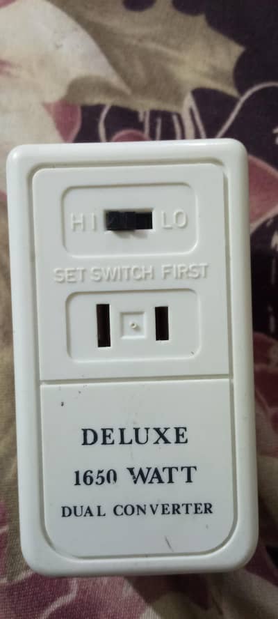Deluxe 1650W Dual Converter Travel Voltage Adapter – Good Condition