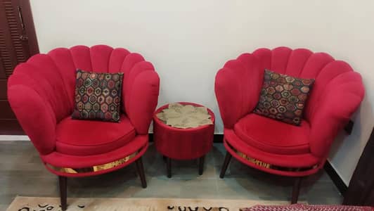 Eye‑Catching Red Shell‑Design Chairs + Stylish Mini Coffee Table