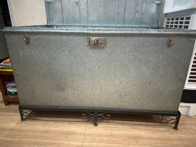 large paiti / trunk with free stand - Neat & clean