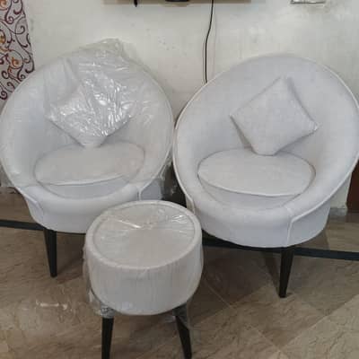 Brand New Modern round lounge Chairs with coffee table– Elegant White