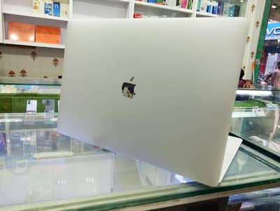 MacBook pro 1TB storage /16 Gb Ram