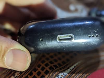 airpods new condition 2 day used all ok box bhi sth Mila ga