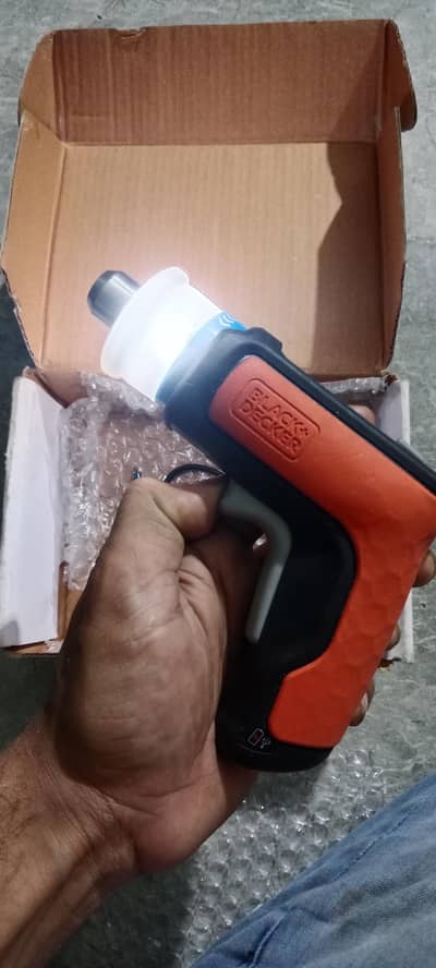 BLACK N DECKER SCREW DRIVER
