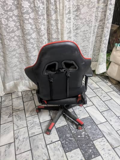 It is a gaming chair from Razer Edition in almost good condition