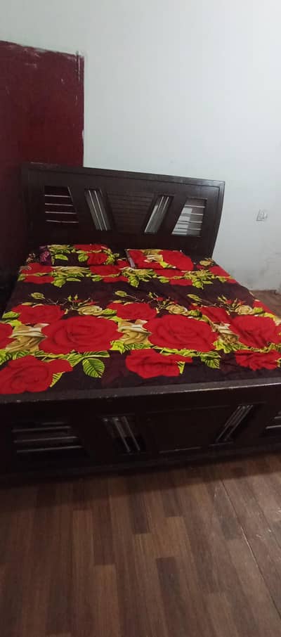 Double bed without metrus