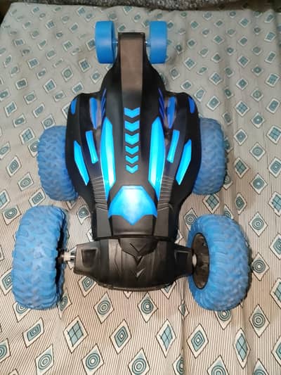 RC stunt car with dual battery