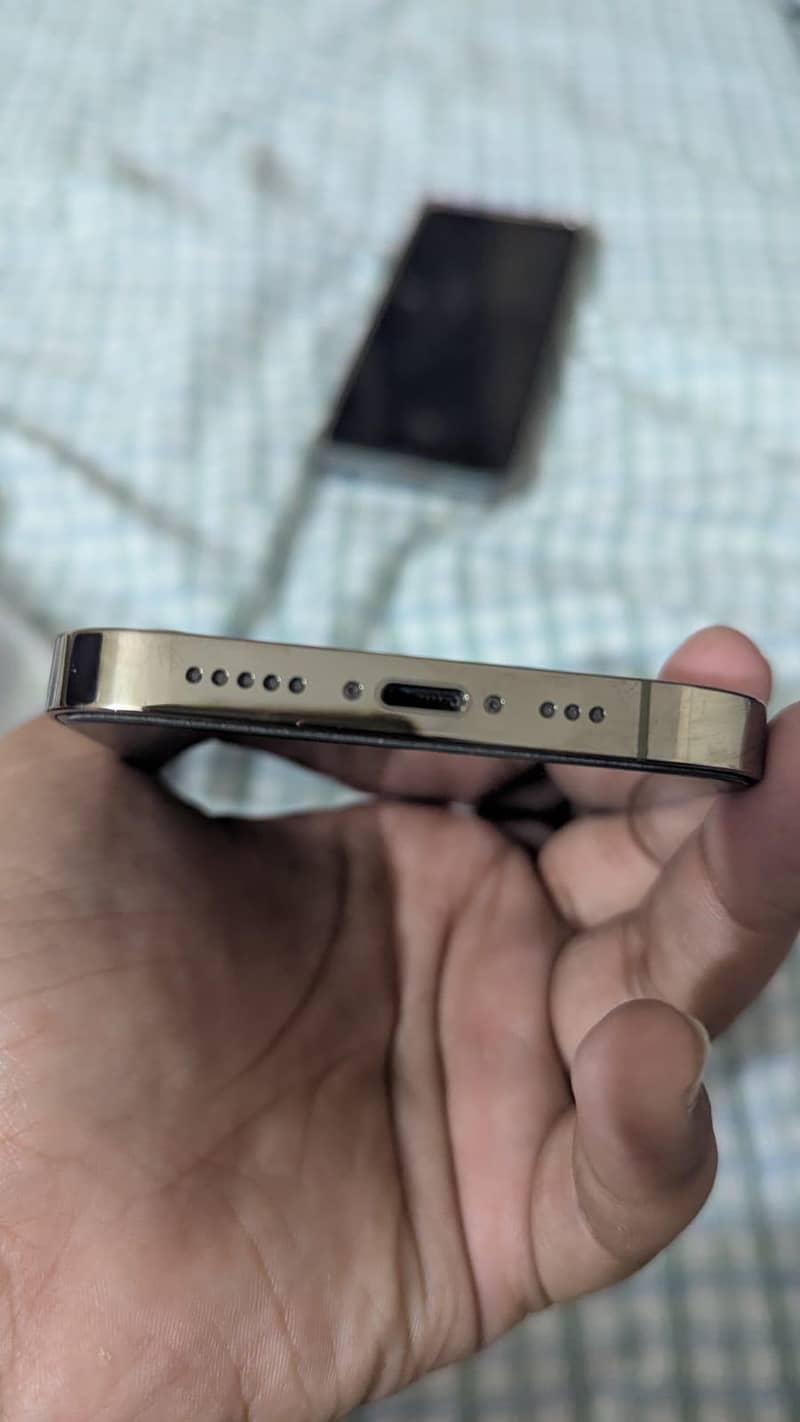 iPhone 14 pro 4