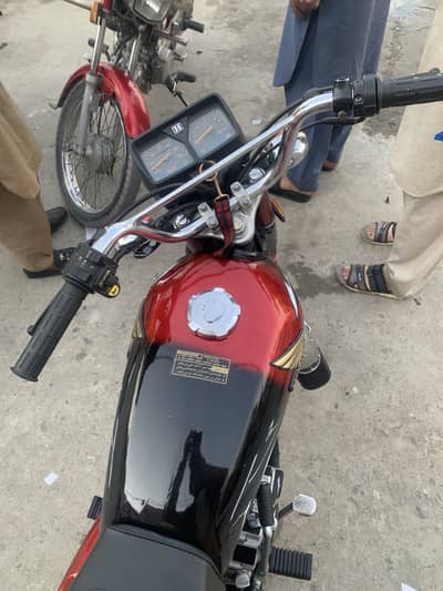 Honda 125. Bike ma fupa ka kam nahe juss la ka chlana