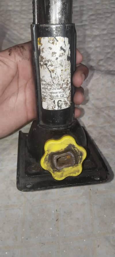 Hydraulic bottle jack.
