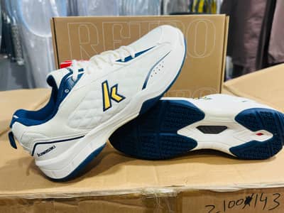 These are Kawasaki K1B50 Retro badminton shoes in white and blue.
