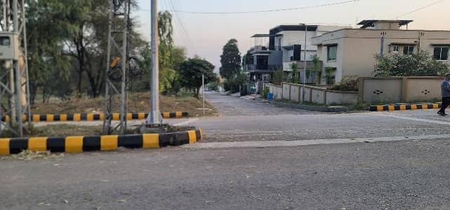 1 Kanal Corner, Boulevard, Park Facing with DHA Transfer Letter. Ready to construct. Dem 2.10 Crore Negotiable