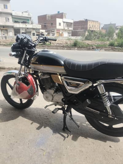 Honda CG150 condition 10by10 all ok hand use 4 month liye ko