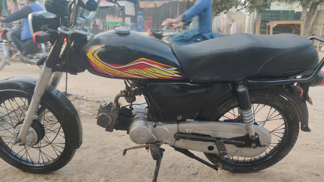 انجن میں کوئی کام نہیں ہے کنڈیشن کلیئر ہیں کاغذات بالکل اوکے ہیں 1