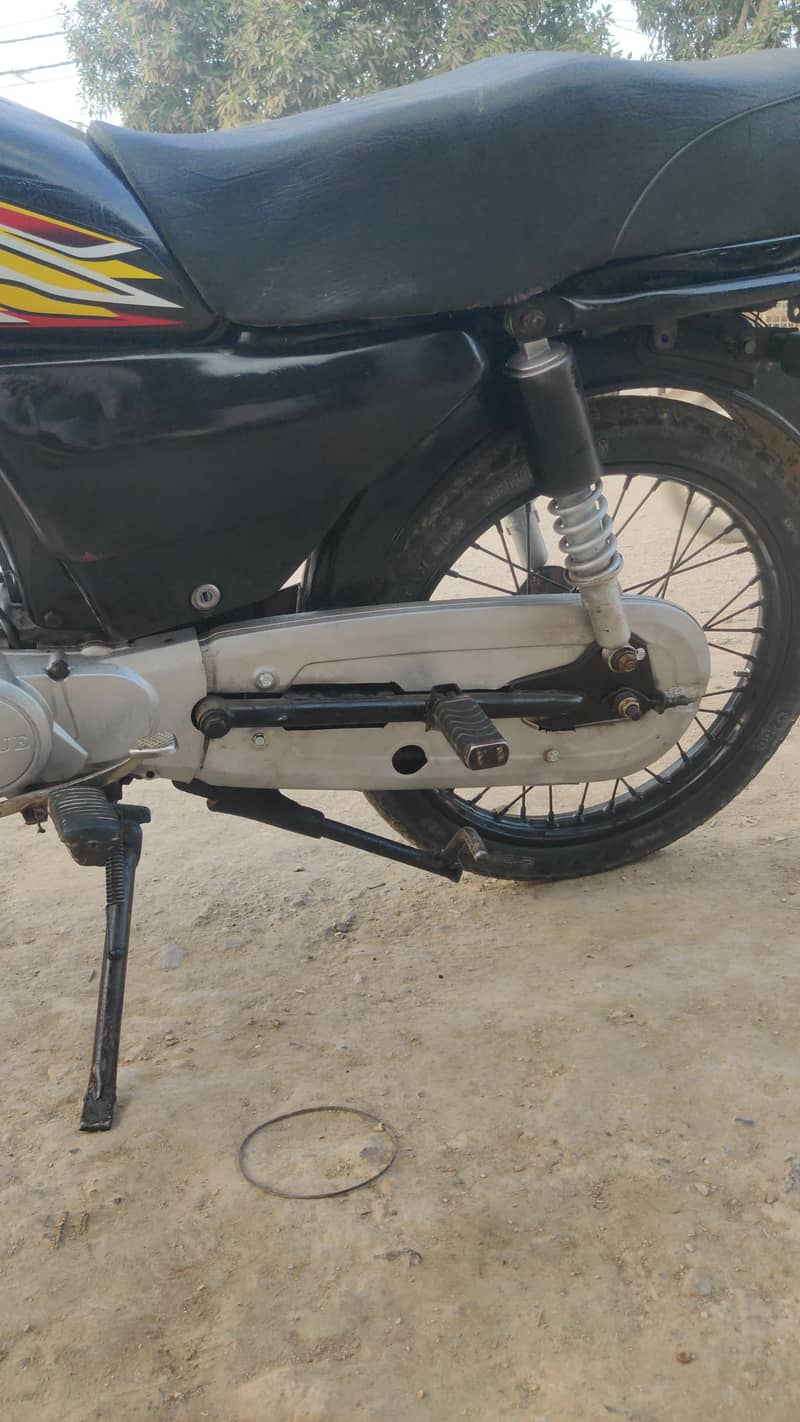 انجن میں کوئی کام نہیں ہے کنڈیشن کلیئر ہیں کاغذات بالکل اوکے ہیں 2