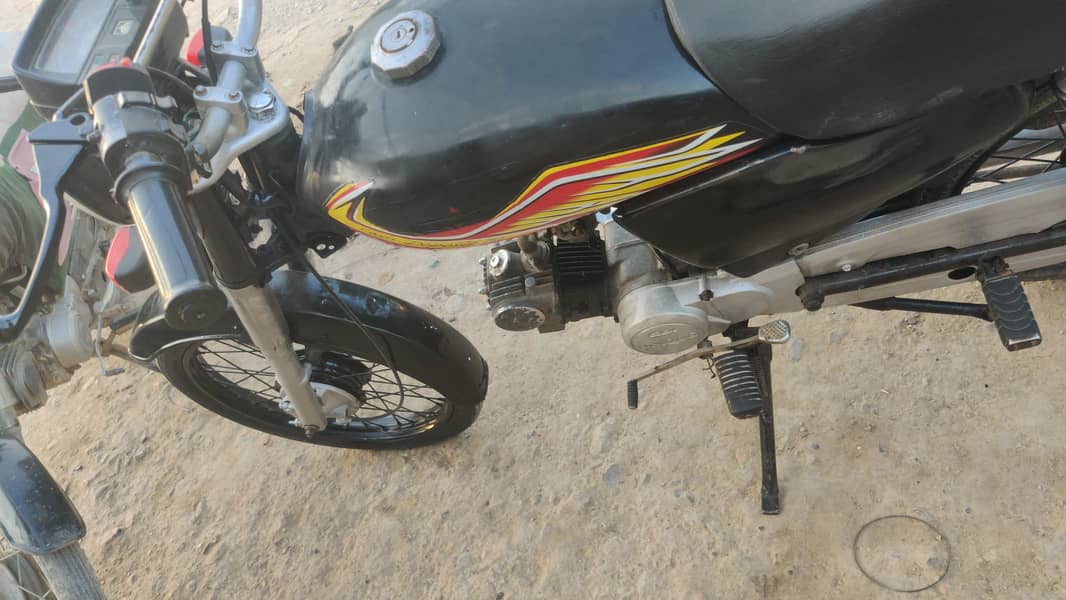 انجن میں کوئی کام نہیں ہے کنڈیشن کلیئر ہیں کاغذات بالکل اوکے ہیں 3