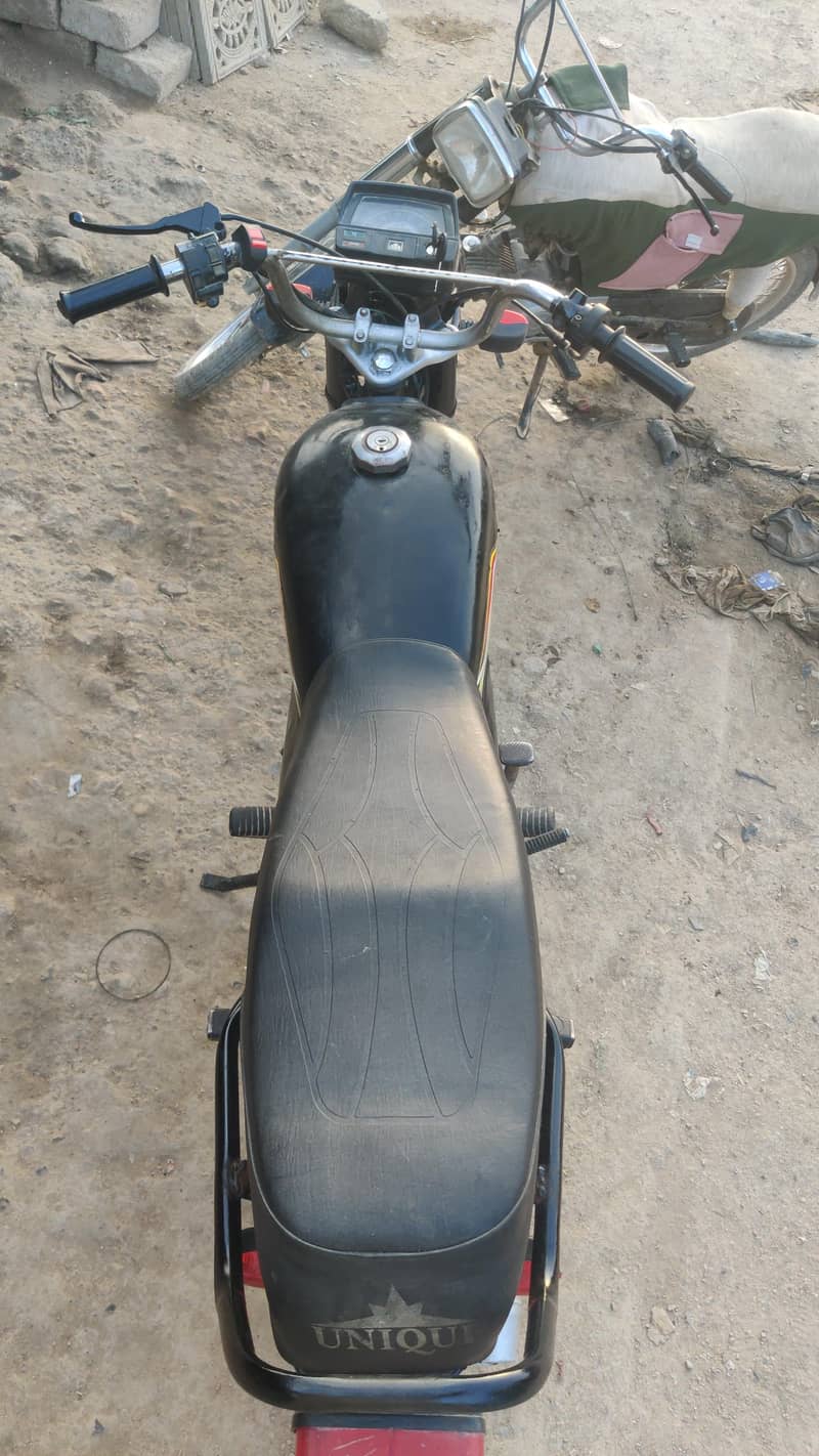 انجن میں کوئی کام نہیں ہے کنڈیشن کلیئر ہیں کاغذات بالکل اوکے ہیں 4