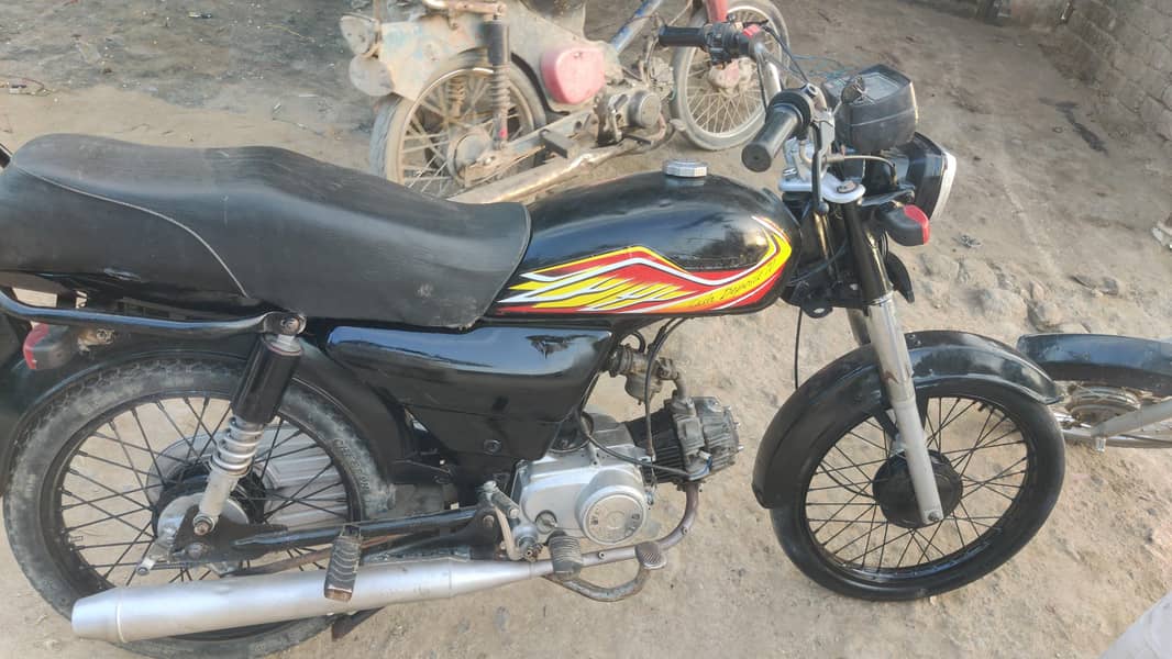 انجن میں کوئی کام نہیں ہے کنڈیشن کلیئر ہیں کاغذات بالکل اوکے ہیں 5