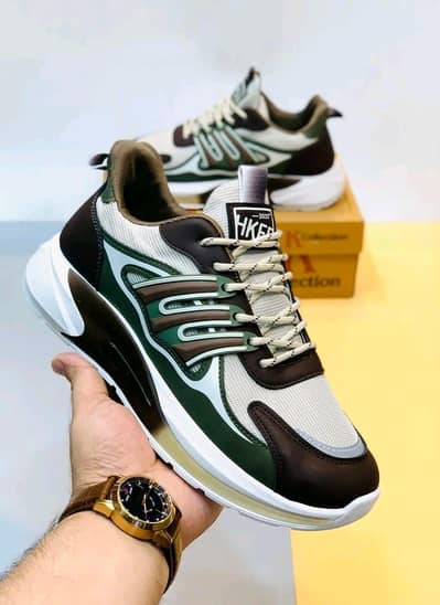 Men's running shoes black green white thick sole