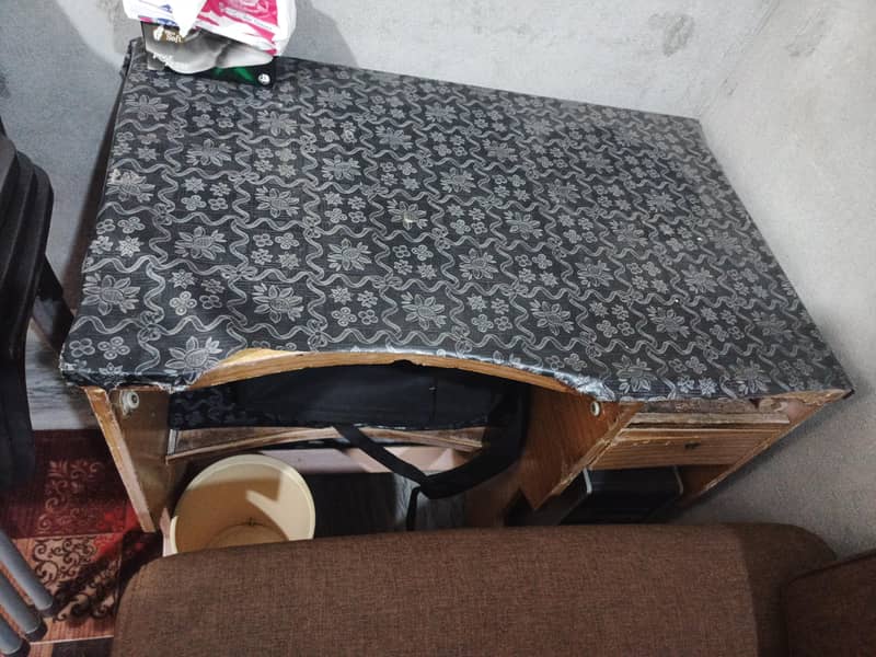 Computer Table and office chair. . 0