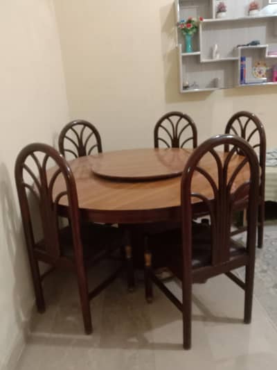 Dining table with 5 chairs in good condition