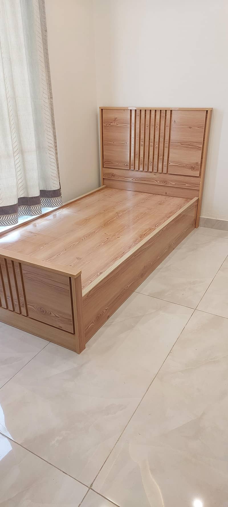 Single bed scratchless condition unique look 0