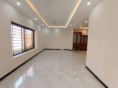 F-8 House For Rent - 5 Bedrooms - 533 Square Yard - Near Main Road
