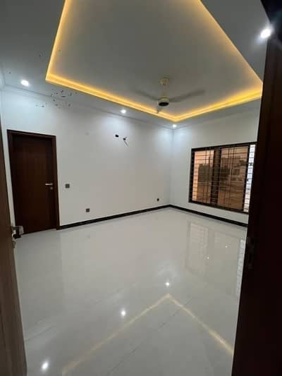 Ready to move 272sq yd 4 & 5 Bedroom DDL Luxury Villa FOR SALE. Only 4km from Main Entrance of BTK. Near GRAND MOSQUE, A-Plus Quality Construction.