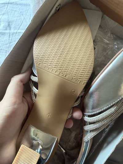 walkeaze new silver heels Size 9 for 4000 only