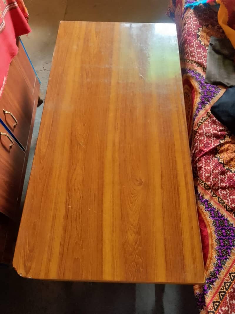 دو عدد کرسی ایک میز 0