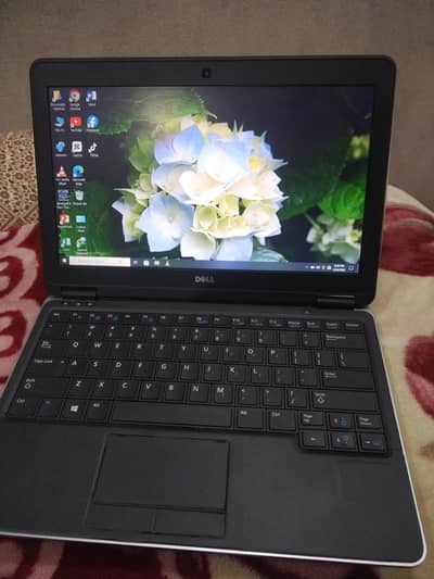 Dell laptop 8 Ram 256 SSD  Rs 30,000  i5 Gen 4th