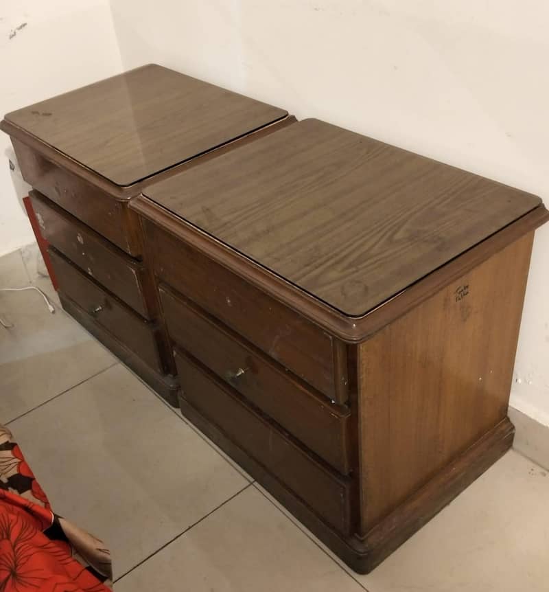 2 Bedside Tables 0