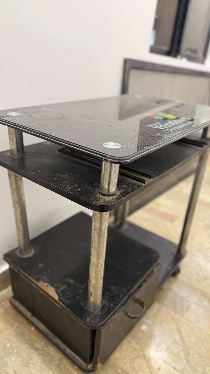 Computer/laptop/study table 1