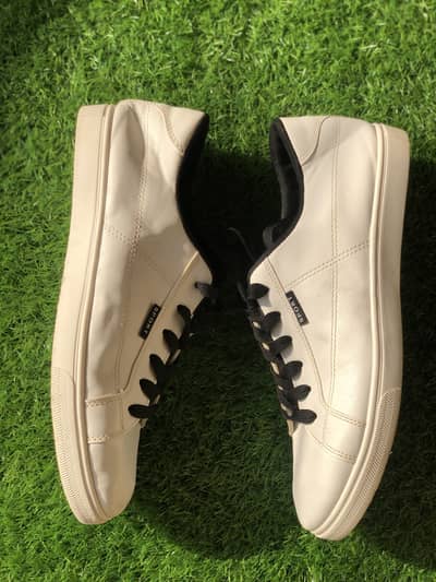 White casual sneakers & “SPORTS”