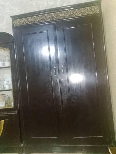 Bed ,singar sheesha ,kapro wali almari ,,bartan almari