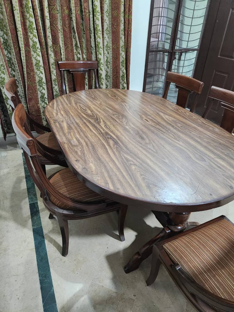 خوبصورت لکڑی کا ڈائننگ ٹیبل بمع 6 مظبوط کرسیوں کے سیٹ  برائے فروخت 2