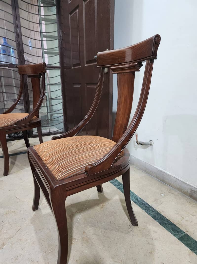 خوبصورت لکڑی کا ڈائننگ ٹیبل بمع 6 مظبوط کرسیوں کے سیٹ  برائے فروخت 3
