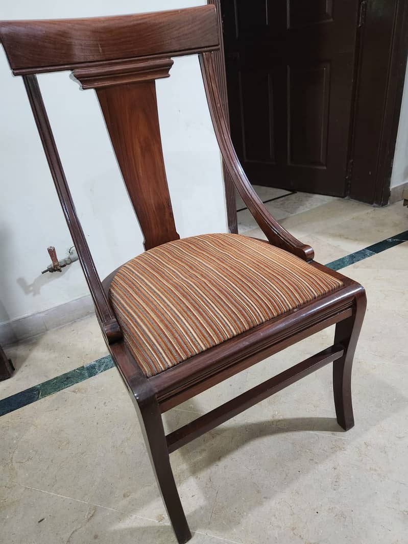 خوبصورت لکڑی کا ڈائننگ ٹیبل بمع 6 مظبوط کرسیوں کے سیٹ  برائے فروخت 4