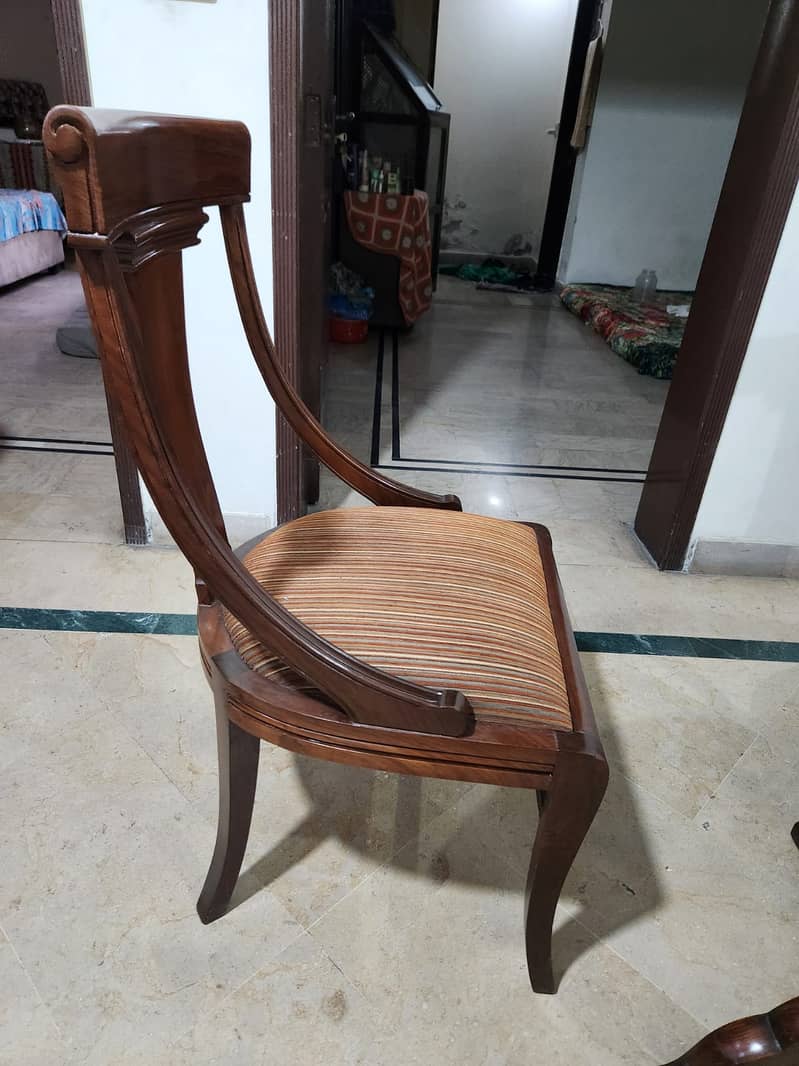 خوبصورت لکڑی کا ڈائننگ ٹیبل بمع 6 مظبوط کرسیوں کے سیٹ  برائے فروخت 5
